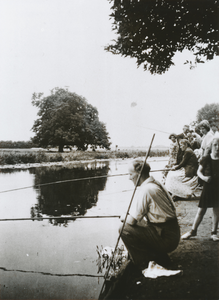 875486 Afbeelding van leden (ook vrouwen) van de visclub van het familiecafé de Nas (Willemstraat 37) in Wijk C te ...